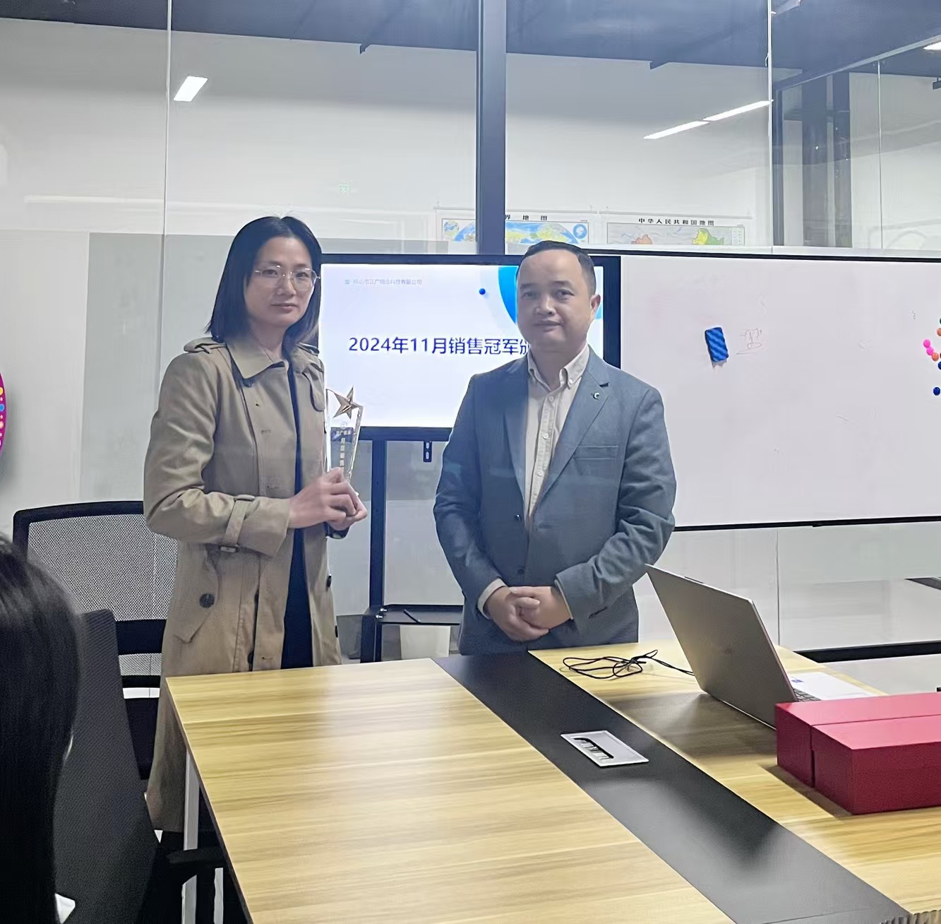 Kabar Gembira! Ms. Guo Junqiao entuk juara sales saben wulan ing November.