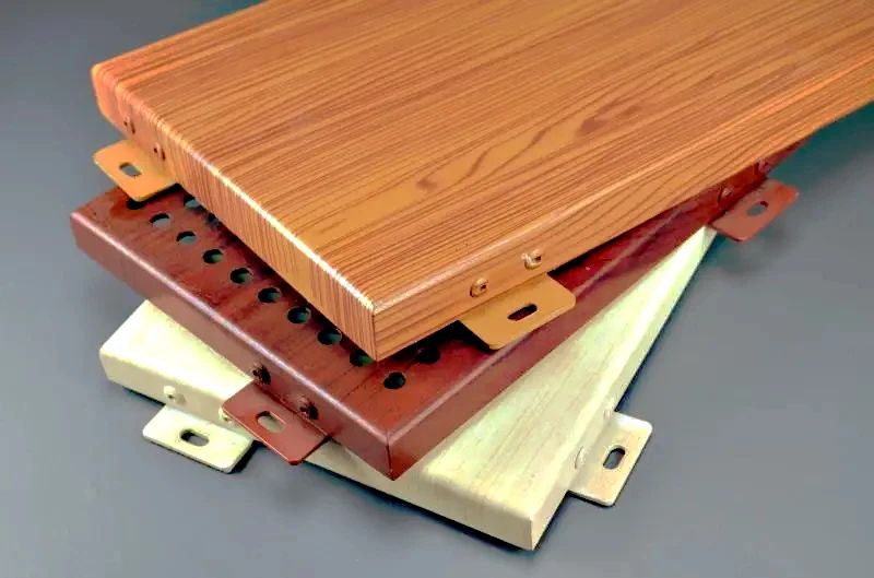 Apa tiruan piring aluminium kayu? Wiwitane, minangka bahan langsir langsir sing disenengi kanggo omah-omah mewah