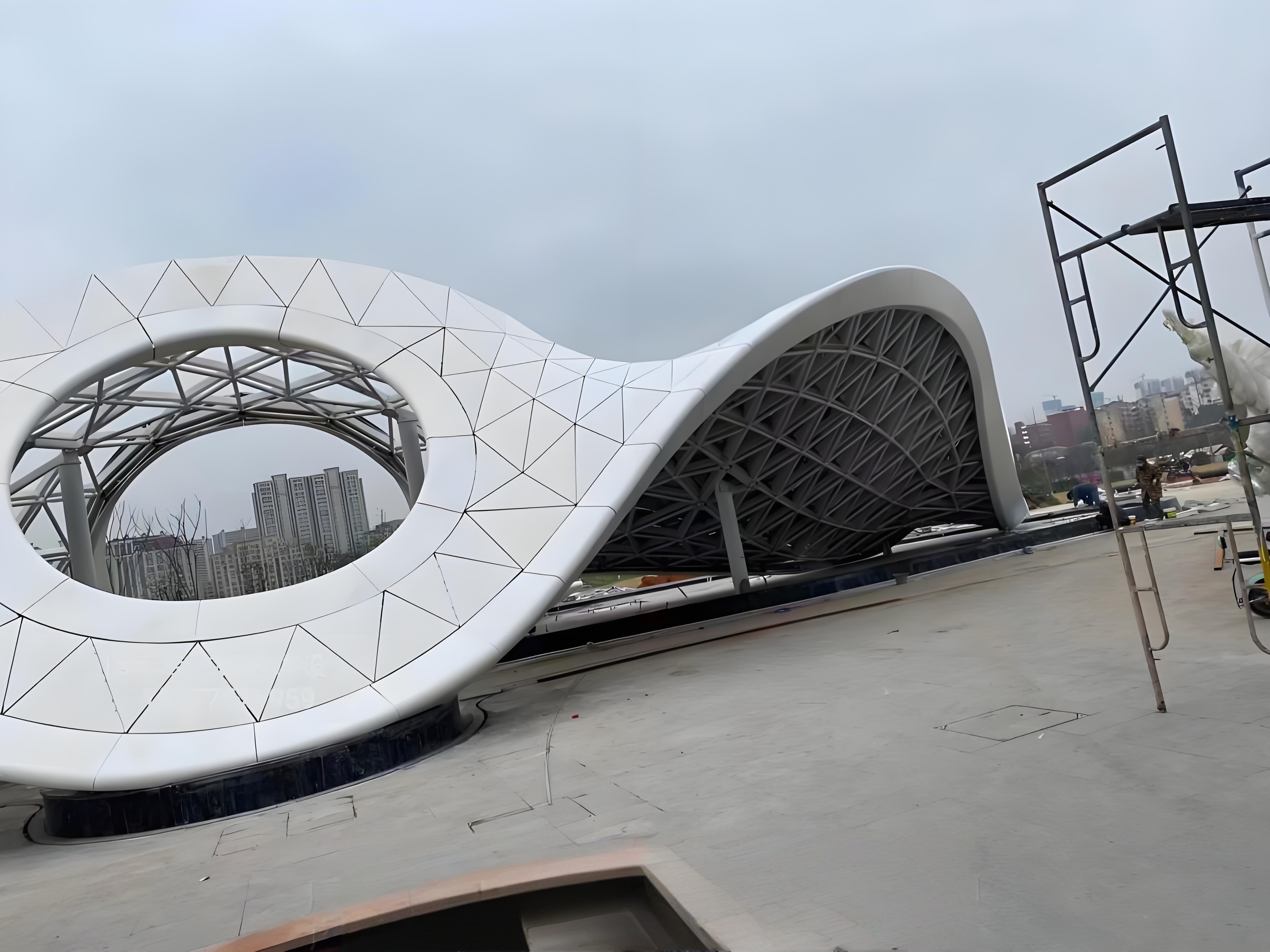 Konsep teknologi mbentuk situs kanggo panel aluminium mlengkung